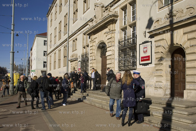Gdańsk. Ewakuacja sadu okręgowego, po alarmie bombowym,...