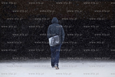 Zima. Przejście w okolicach nieczynnego przystanku...