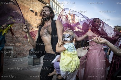 Parada Artystów w stylu Korkoro ulicami Długą i...