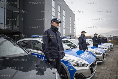 Uroczyste przekazanie do służby w policji samochodów...