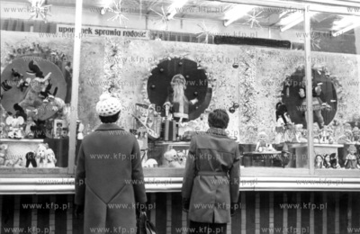 Swiateczna dekoracja witryny sklepowej haslo "Upominek...