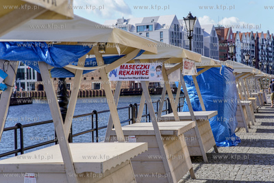 Gdańsk. Rybackie Pobrzeże. Puste stragany czekają...