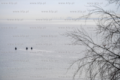 Gdynia Orłowo. Wędkarze na porannym połowie w wodach...
