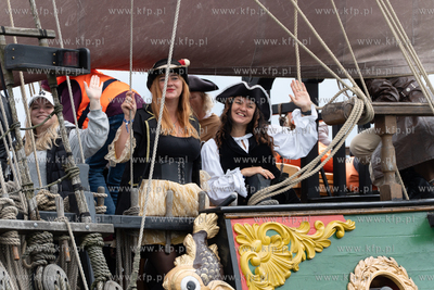 Zlot żaglowców Baltic Sail w Gdańsku. Parada jedostek...