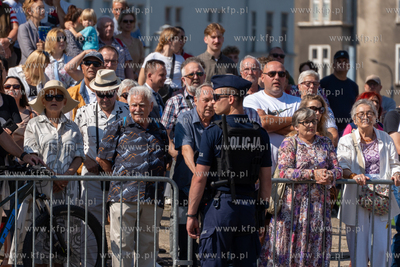 Gdańsk. Plac Solidarności. Symboliczne otwarcie bramy...