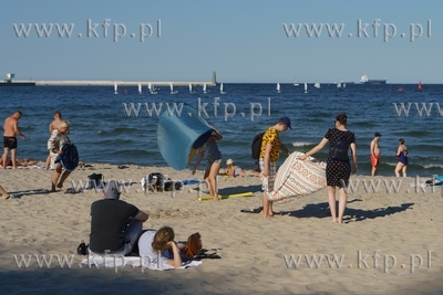 Gdynia. Upalne dni na plaży w Gdyni. 17.06.2021 /...