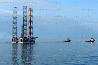 Samopodnosna platforma wiertnicza ENSCO100 w drodze...