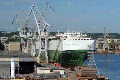 Port w Gdyni. Widok z promu Stena Baltica. n/z 199-metrowy...