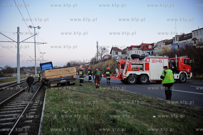 Kierowca samochodu ciezarowego po awarii jednego z...
