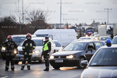 Kierowca samochodu ciezarowego po awarii jednego z...
