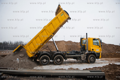 Gdansk. Montaz kolejnych czesci wiaduktu nad torami...