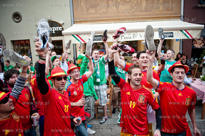 Gdansk. Ulica Dluga. Tlumy kibicow z Hiszpanii i Irlandi...