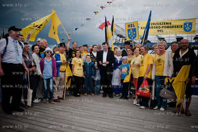 Sopot. Grupa kaszubow z polwyspu helskiego przyplynela...