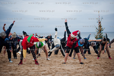 Gdansk. Plaza w Jelitkowie. Noworoczna zimowa kapiel...