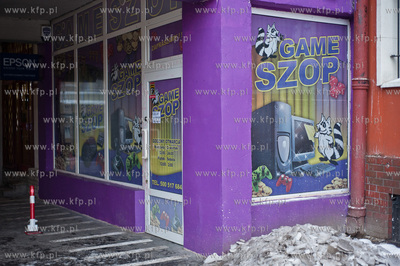 Gdansk. Sklep Game Szop przy Alei Grunwaldzkiej. Zamkniety...