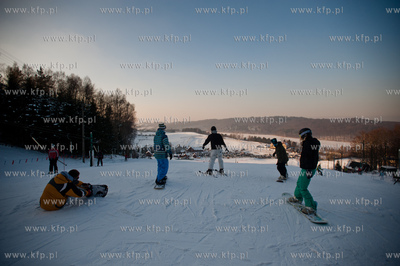 Zimowe popoludnie na stoku narciarskim Koszalkowo w...
