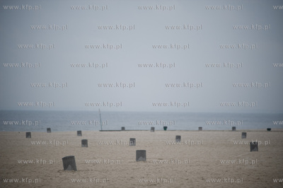 Deszczowa, jesienna pogoda na plazy i ulicach Gdyni.
11.09.2013
fot....