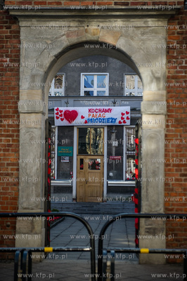 Gdansk. Walentynkowe dekoracje Palacu Mlodziezy, przygotowane...