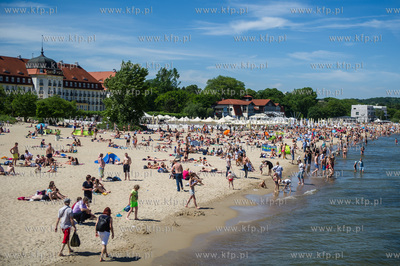 Upalny, bardzo sloneczny, sobotni dzien na plazy i...