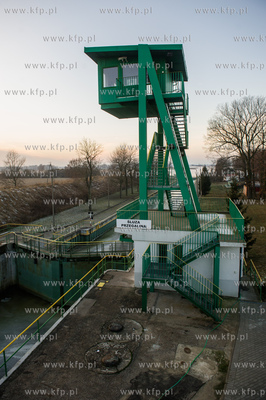 Skuta lodem sluza w Przegalinie na Wyspie Sobieszewskiej.
05.01.2016
fot....