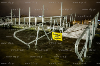 Gdańsk. Wysoki poziom wód Motławy, który jest efektem...