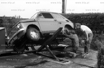 Samochód marki Fiat 126p w warsztacie naprawy samochodow...