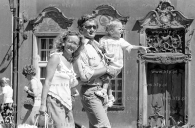 Spacer z dzieckiem na ul. Dlugiej w Gdansku. 21.06.1979...