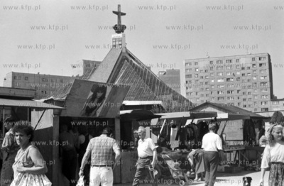 Gdańsk Zaspa. Targowisko na pasie byłego lotniska,...