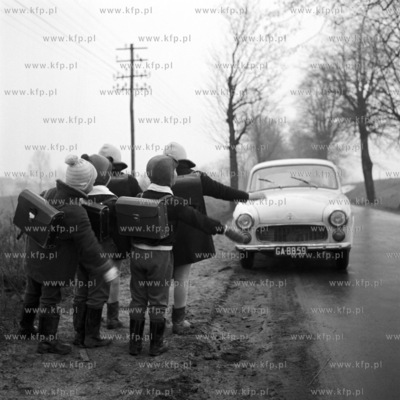 Uczniowie w drodze do szkoly.19680005452zFot. Zbigniew...