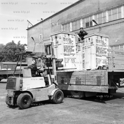Przeladunek w porcie gdanskim. 
23.06.1973
6czerwiec73_z.kosycarz_p53
Fot....