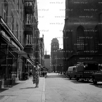 Ulica Lawendowa w Gdańsku. Na drugim planie wieża...