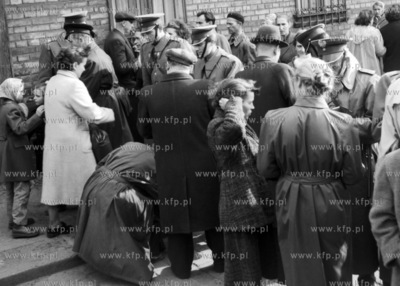 Patrol milicji obywatelskiej podczas kontroli dokumentów....