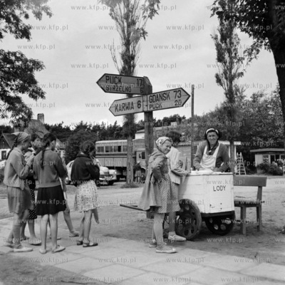 Mobilna sprzedaz lodów. (lata60).
1961
0005346z_puck_pruszcz
Fot....