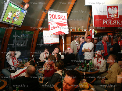 Kibice na ulicach i w pubach Gdyni przed i podczas...