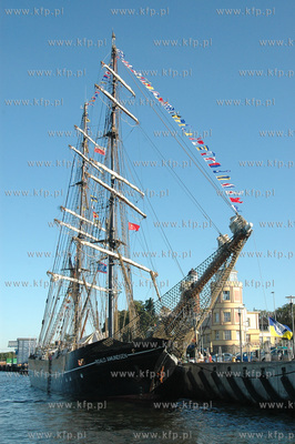 Baltic Sail. Zaglowiec Roald Amundsen zacumowany przy...