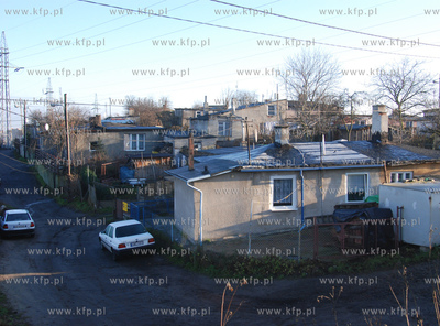 Piecset rodzin z osiedla mieszkaniowego na wzgorzu...