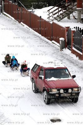 Zima w Rumi. Nz. Kulig za samochodem na ul. Slupskiej
27.01.2007
Fot....