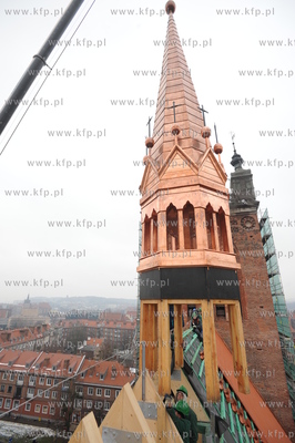 Kosciol sw. Katarzyny, Gdansk. Instalacja sygnaturki...