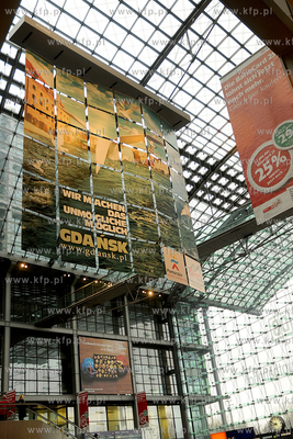 Reklama Gdanska w centralnej hali na dworcu glownym...