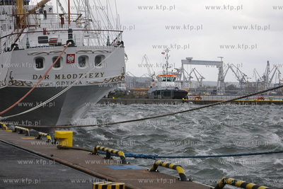 Gdynia. Sztorm na Zatoce Gdanskiej spowodowany przez...