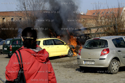 Pozar na Wyspie Spichrzow. Samochod VW Polo zajal sie...