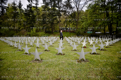 Cmentarz zolnierzy Armii Radzieckiej w Gdansku po uroczystosciach...