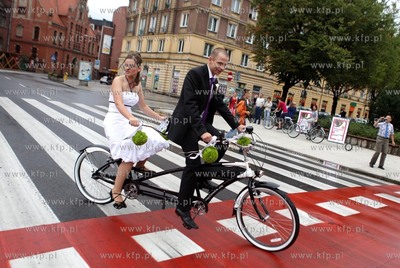 Szczecin. Nietypowy slub w wzieli Tomek i Wanda. Para...