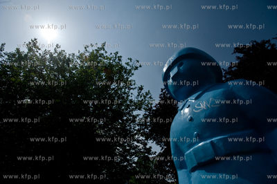 Rzezby tajemniczych niebieskich zolnierzykow pojawily...