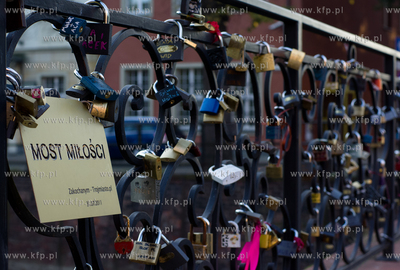 Gdansk, ul. Korzenna. Most Milosci, czyli most z klodkami...