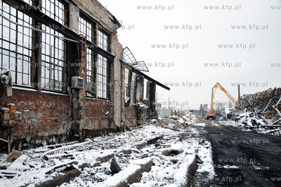 Rozbiorka strawionej pozarem hali produkcyjnej firmy...