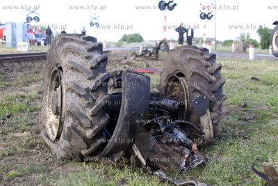 W Niezychowcach kolo Chojnic kierujacy traktorem Zetor...