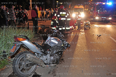 Sopot. Ul. Powstancow warszawy k. hotelu Grand. Samochod...