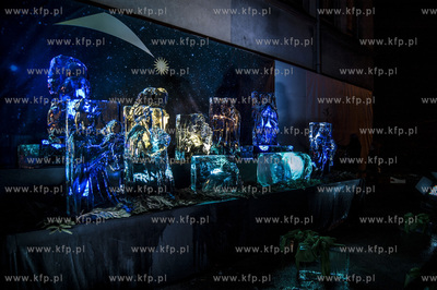 Przed Galeria Sztuki Warzywniak w Gdansku Oliwie, stanela...