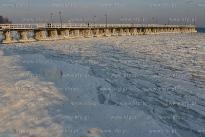 Gdynia Orlowo w zimowej szacie. Oblodzone filary orlowskiego...